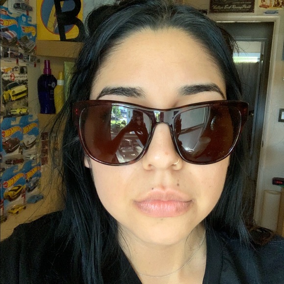 Burberry sunglass - Picture 7 of 8